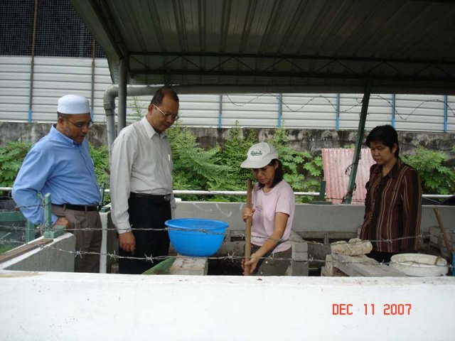 Encik Farizan Darus YDP MPSP meninjau projek membuat kompos di Taman Pandan pada 11 Dis. 2007.